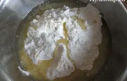 В муку добавляем масло растительное
