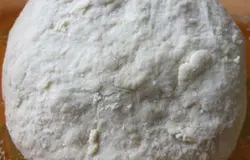 Тесто готово. Оно не должно липнуть у рукам (если липнет, то нужно добавить муки). Ставим тесто в теплое место, накрыв салфеткой.