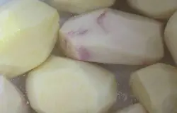 Пока тесто подходит, готовим начинку. Отвариваем картофель в подсоленной воде.