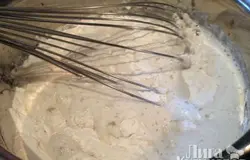 И порциями всыпьте муку, взбивая  тесто.