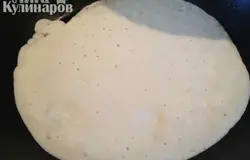 Блинчики выпекаем на сильно разогретой тефлоновой сковороде (к обычной блинной могут прилипнуть) как обычно. Пару минут с одной стороны