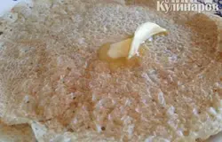 Складываем в стопку и смазываем кусочком сливочного масла.