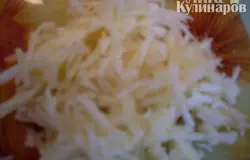 Яблоко очищаем от кожуры и трем на крупной терке