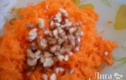 Грецкий орех чистим, мелко режем и добавляем к морковке