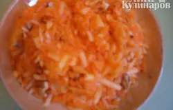 Смешиваем морковь с тертыми яблоками, заправляем оливковым маслом.