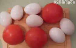Яйца сварить вкрутую, почистить, помидоры помыть