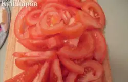Помидоры порезать ломтиками на 6-8 частей (не мелко)