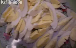 Яйца также нарезать ломтиками (тоже не мелко)