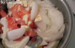 Лук нарезать полукольцами и все смешать (яйца, помидоры, лук)