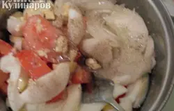 Полить растительным маслом, посолить, поперчить