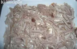 Мясо отварное нарезать тонко соломкой. Промазать майонезом. Это - 4-й слой.