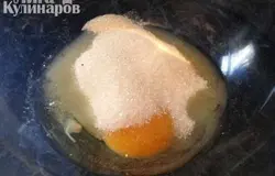 Сначала нам надо приготовить песочную крошку. Для этого разбиваем 1 яйцо, добавляем сахарный песок