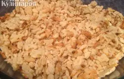 Смешиваем орехи с песочной крошкой.  Равномерно перемешайте.