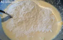Добавляем муку частями, замешивая мягкое тесто.