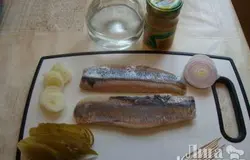 Огурцы и лук нарезаем тонкими пластинами