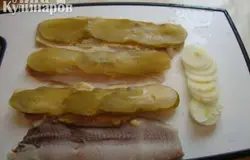 На горчицу укладываем нарезанные огурцы