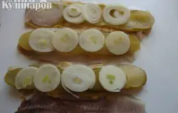 На огурцы укладываем лук