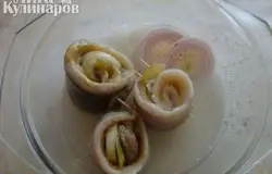 Готовые рулеты заливаем уксусом, разведенным кипяченой водой 1:1 и оставляем мариноваться на 15-20 минут.