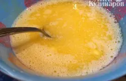 Сливочное масло растопить в микроволновой печи или на маленьком огне.
