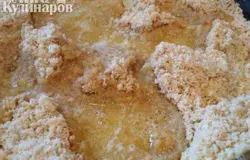 Добавляем масло к крошке из печенья