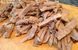 Отварной язык нарезаем соломкой