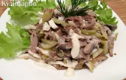 Заправлять салат с языком и грибами нужно перед подачей на стол. Для заправки подойдет и майонез, и сметана и оливковое масло.