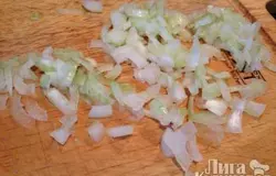 Мелко режем половинку луковицы