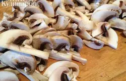 Шампиньоны моем и режем тонкими пластинками