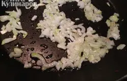 На сливочном масле обжариваем лук