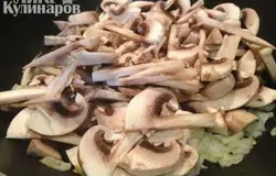 Добавляем к луку шампиньоны, солим по вкусу и тушим на среднем огне до готовности минут 10-12