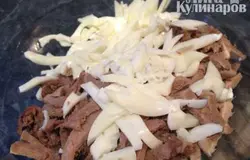 Яйца тоже нарезаем соломкой и добавляем к языку
