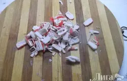 Нарезаем крабовые палочки
