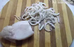 Кальмаров нарезаем мелкой соломкой (колечками)