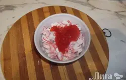Складываем в одну ёмкость, добавляем красную икру. Перемешиваем.