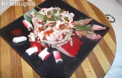 Через кольцо выкладываем салат на тарелку. Украшаем сверху чайной ложечкой каперсов для красоты и пикантности.