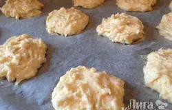 На лист бумаги для выпечки столовой ложкой (или десертной, тогда печенье будет поменьше) выкладываем тесто