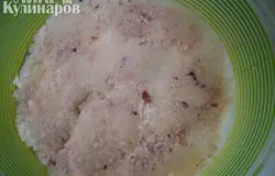 Картофель отварной натереть на терке, подсолить, полить соком из консервы или смазать майонезом