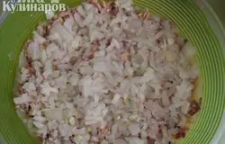 Сверху размятую вилкой рыбу из консервы и накрошенный лук. Лук можно обдать кипятком, чтобы не было горечи. Но это кто как любит