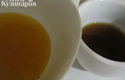 Мёд смешать с коньяком, добавить в творожную массу. Если мёд густой, его нужно немного подогреть на водяной бане