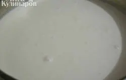 Готовую творожную-медовую массу выкладываем на корж из печенья и ставим в холодильник на 2 часа