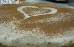 Застывший чизкейк аккуратно достаем из формы и украшаем какао.