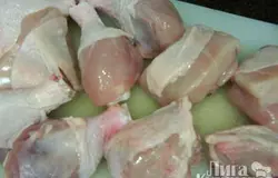 Курицу порезать на порционные куски