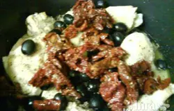 Маслины и помидоры добавить к курице
