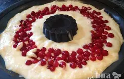У меня была замороженная красная смородина и я аккуратно выложила ее по кругу сверху манника, чуть чуть утопив ее ложкой