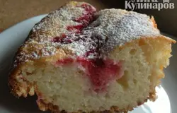 Кусочек манника с творогом и красной смородиной)