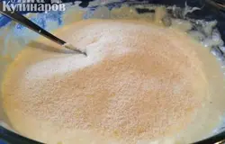 Добавляем стакан манки и разрыхлитель, размешиваем