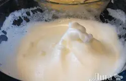 И взбиваем до пиков