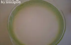 В бульон добавить чеснок, дать ему немного постоять, затем процедить до прозрачности  (Я это делала через марлю). Если бульона мало, можно развести водой