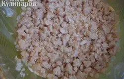Следующий слой нарезанная куриная грудка, тоже смазать майонезом