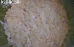 Затем нарезанный лук